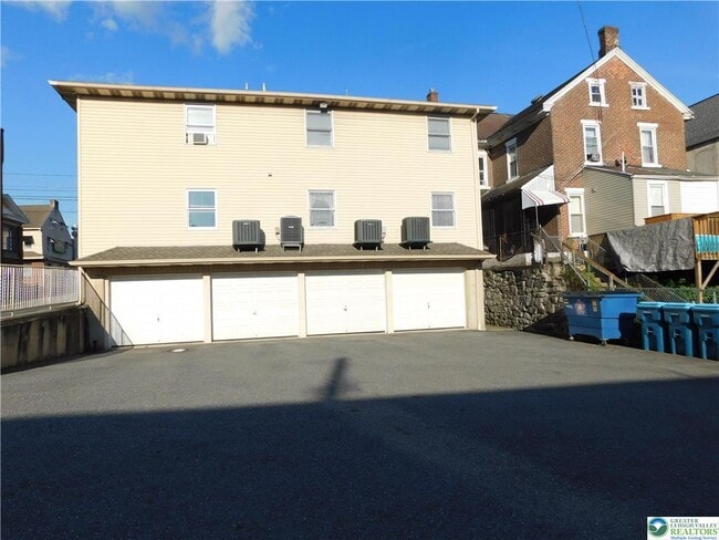 Building Photo - 813 Main St