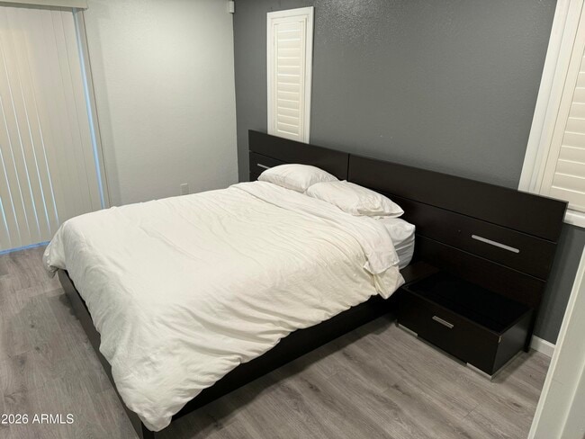 Foto del edificio - 1820 E Morten Ave