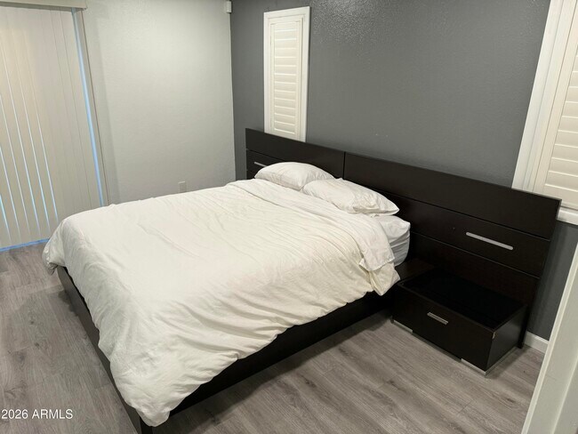 Building Photo - 1820 E Morten Ave