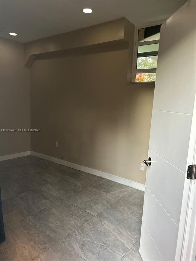 Foto del edificio - 2300 NW 94th St