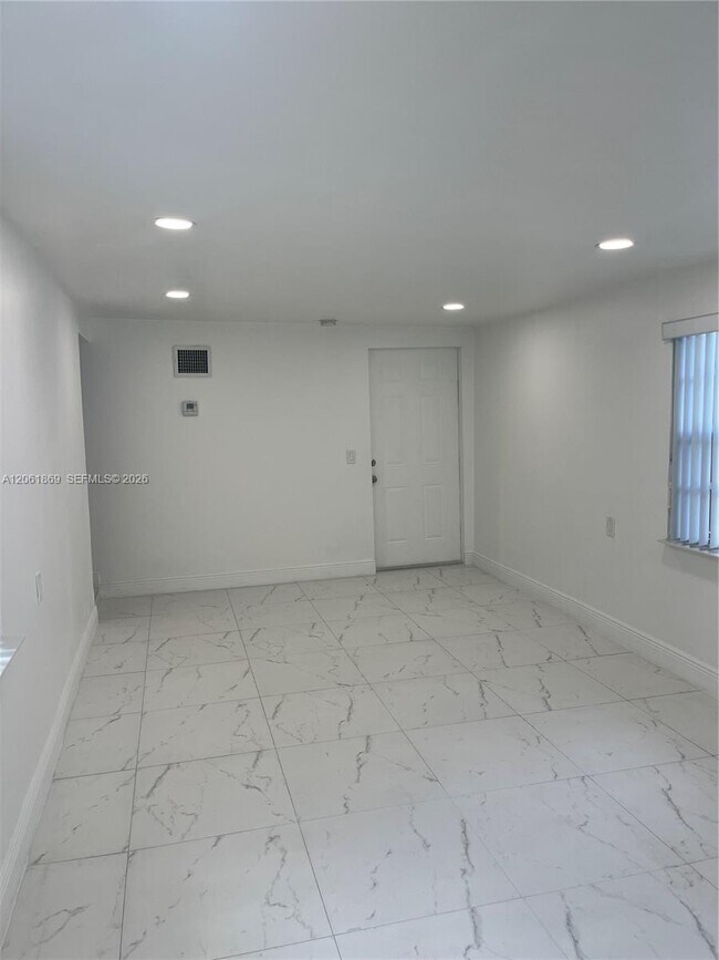 Foto del edificio - 1160 NW 105th St