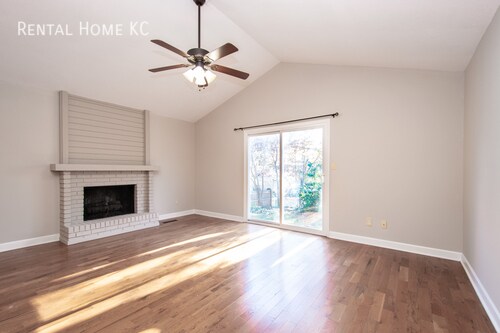 Building Photo - Stylish 4-bed/2.5-bath with main level pri...
