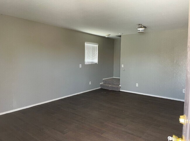 Foto del edificio - FREE RENT INTERESTED  3BR  1 BATH  SINGLE FAMILY HOME  BACK UNIT