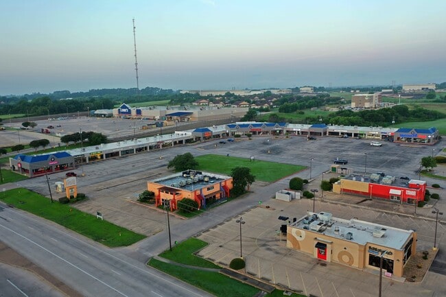 Building Photo - 2662 Hwy 290 W