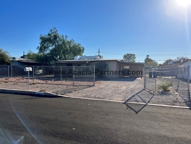 Foto del edificio - Centrall Located Two Bedroom Home