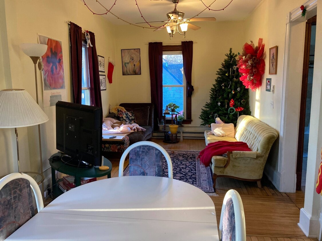 XL Living Room - 609 E Johnson St