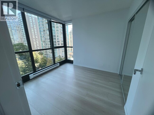 Building Photo - 1367 Alberni St