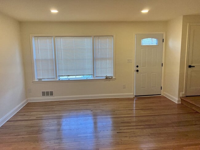 Foto del edificio - Stunning Updated 3BR/2BA Row Home in the Heart of Towson