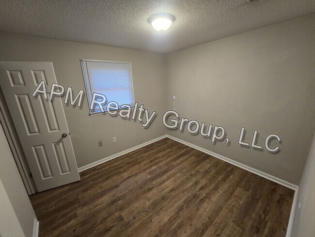 Foto del edificio - Four-bedroom house off North Main