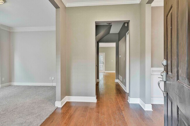 Foto del edificio - Luxury Millpond Manor Home in Starr’s Mill District!