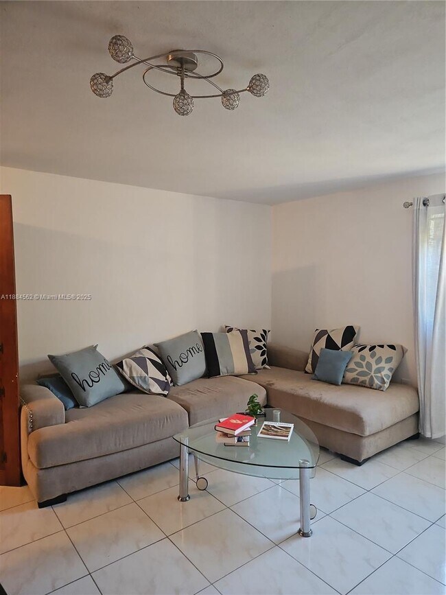 Foto del edificio - 8425 Harding Ave