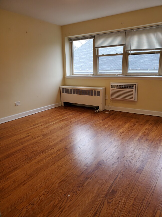 Building Photo - 1736 W Farwell Ave