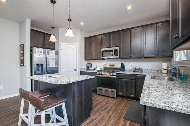 Foto del edificio - Brand new and fully furnished corporate executive home