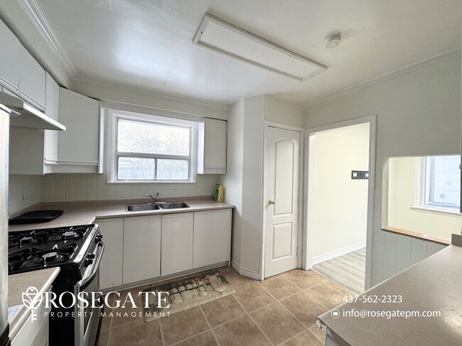 Photo du bâtiment - Pet-Friendly 3-Bedroom Detached Home with Parking & Front Porch in Brampton