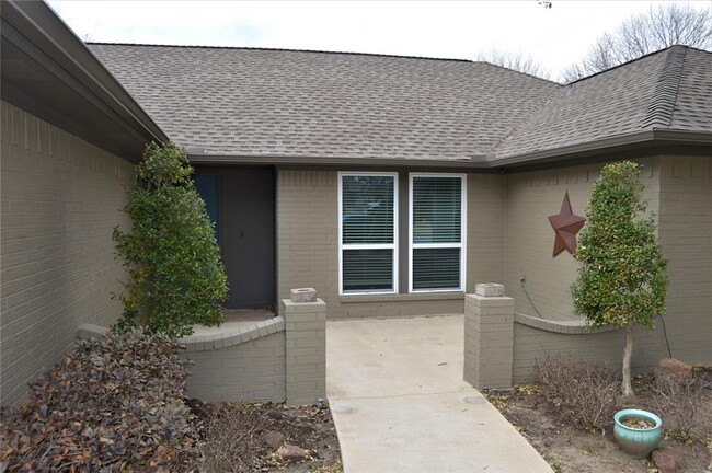 Building Photo - 304 King Trail