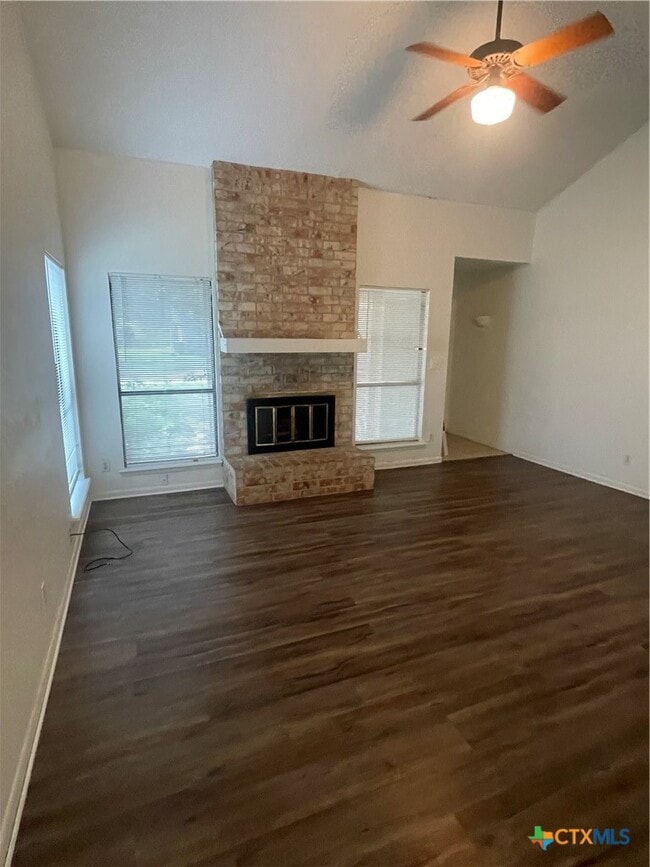 Foto del edificio - 513 Camelot Dr