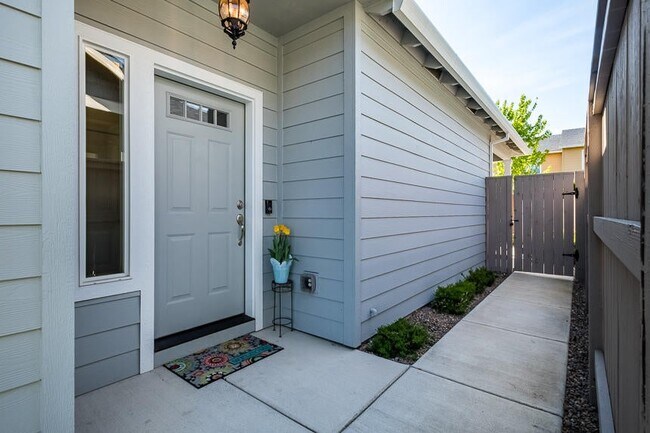Foto del edificio - 395 Live Oak Loop