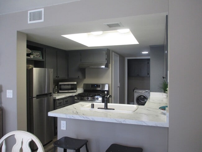 Building Photo - Lompoc Village Townhouse