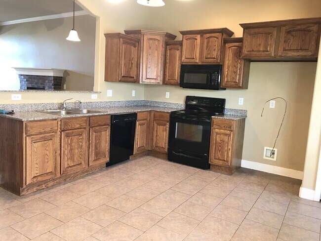 Foto del edificio - 4 bd/2 ba - Yukon adress - Mustang Schools