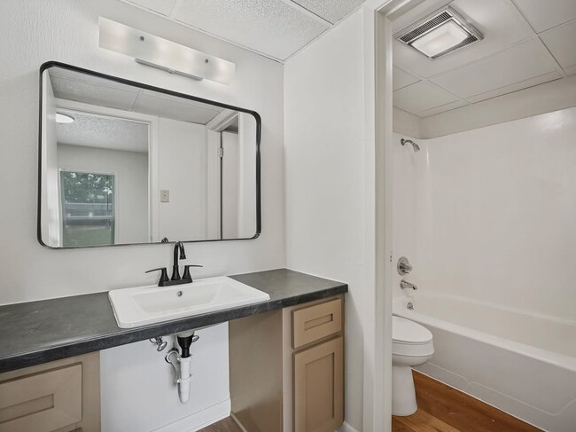 Building Photo - Southern Oaks Apartments