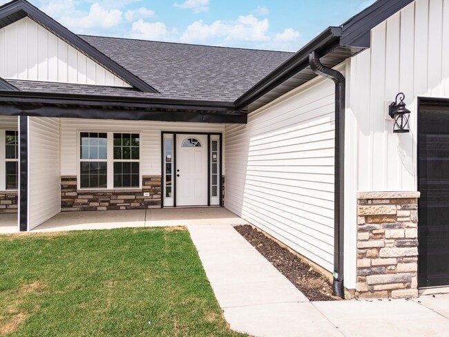 Building Photo - 516 Carriage Ct