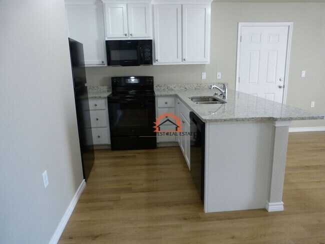 Building Photo - Spacious 2 bedroom 2 bath Duplex.