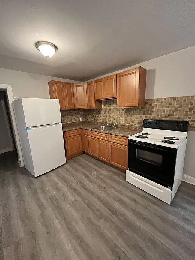 Building Photo - 3 Bedroom Home