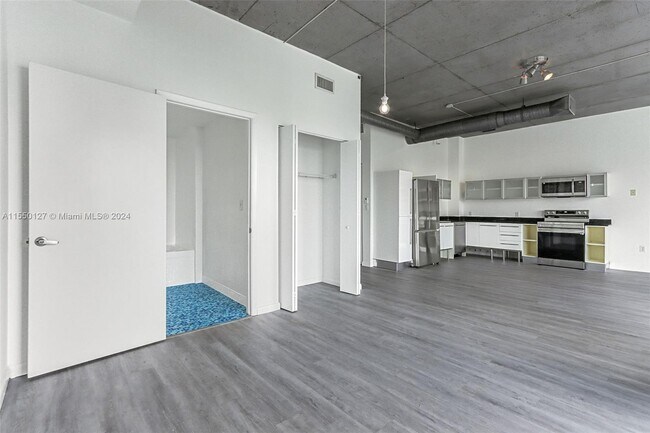 Foto del edificio - 10 SW South River Dr