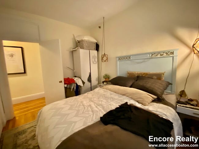 Building Photo - 913 Boylston St