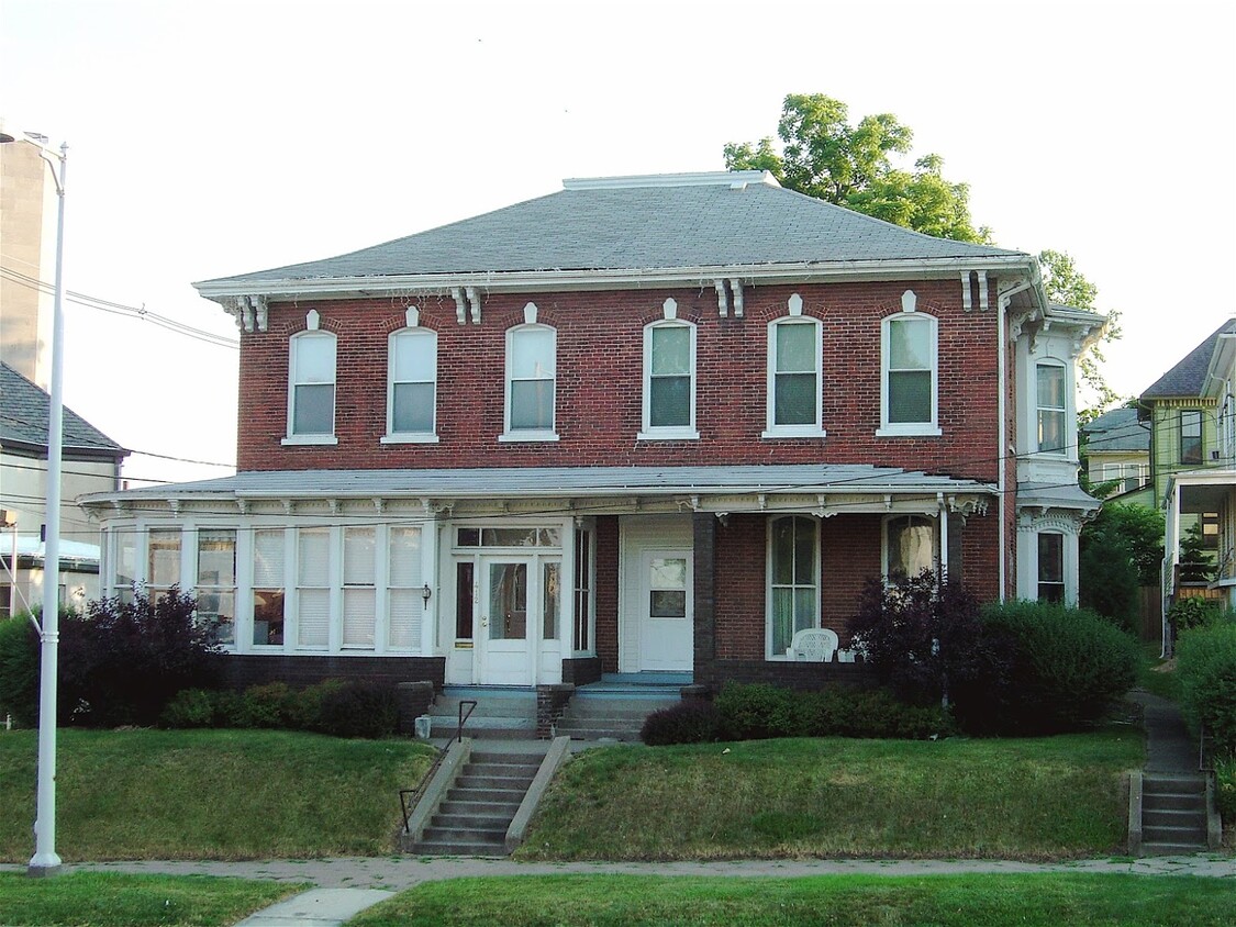 One of a kind duplex in Muscatine! (414 on the right side) - 414 Iowa Ave