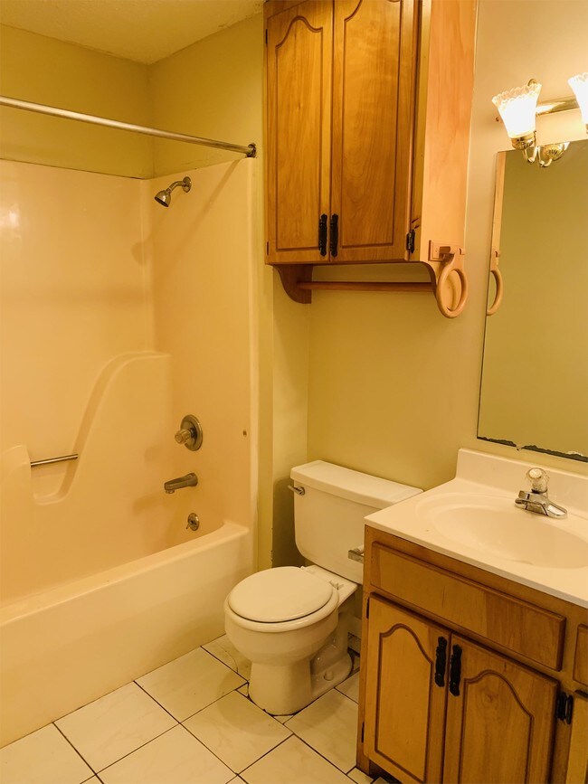 Building Photo - 100 Elmhurst Cir