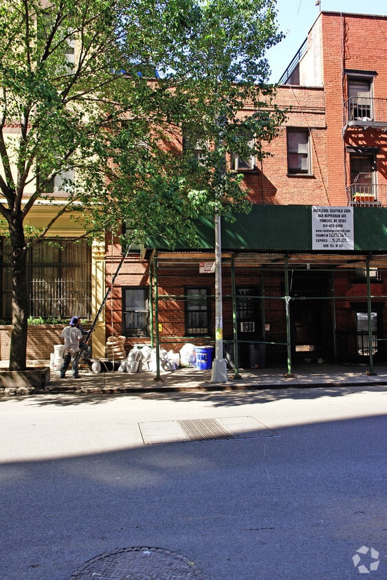 Building Photo - 218 W 17th St