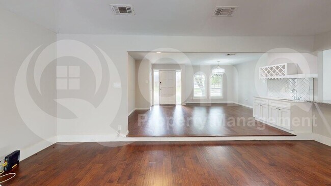 Building Photo - 914 Hillsdale Dr