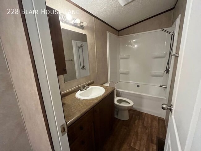 Foto del edificio - 228 Blair House Ln