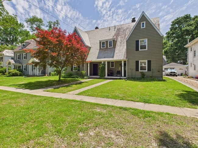 Building Photo - Beautiful 4 Bedroom 2 Bathroom Single Fami...