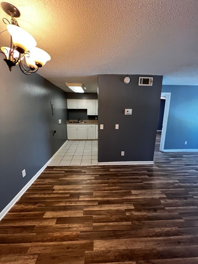Building Photo - 1/1B 2nd floor unit located in Jacksonvill...