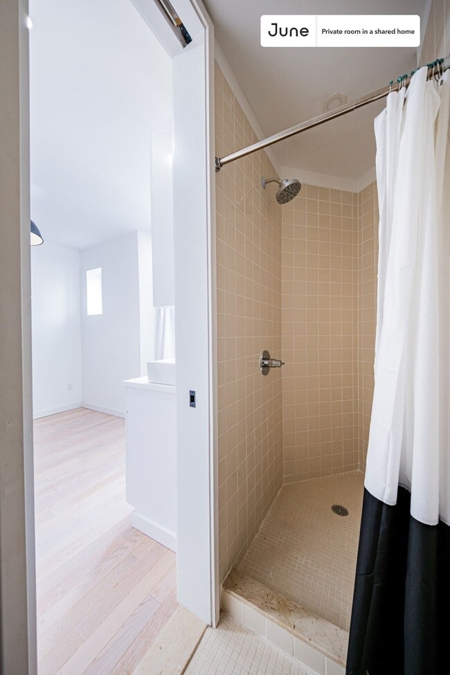 Foto del edificio - Room in Shared 4 bed/4 bath home