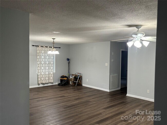 Foto del edificio - 609 Catawba Cir N