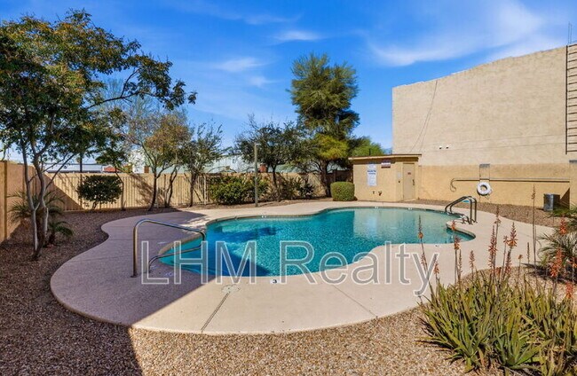 Foto del edificio - 15818 N 25th St