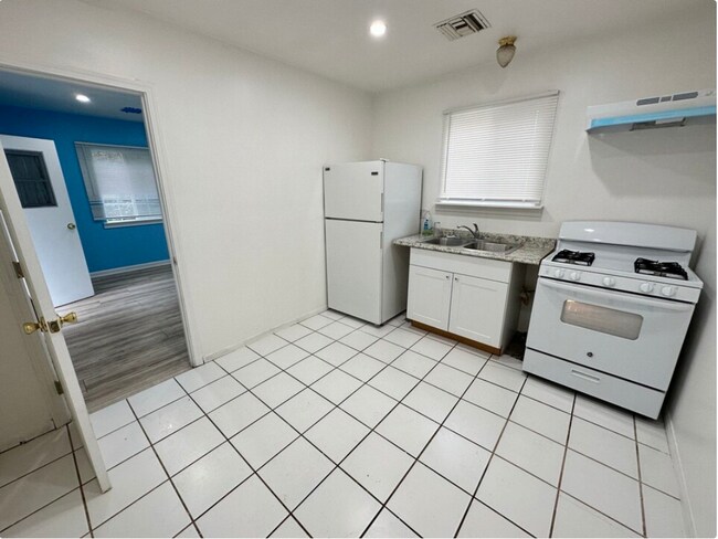 Kitchen - 520 Porter St