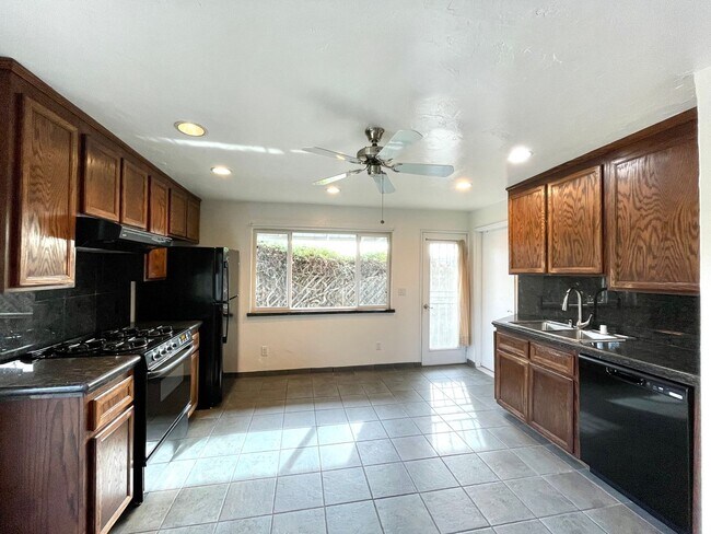 Foto del edificio - Perfect 3B/1BA Home w/ Private, Fenced in ...