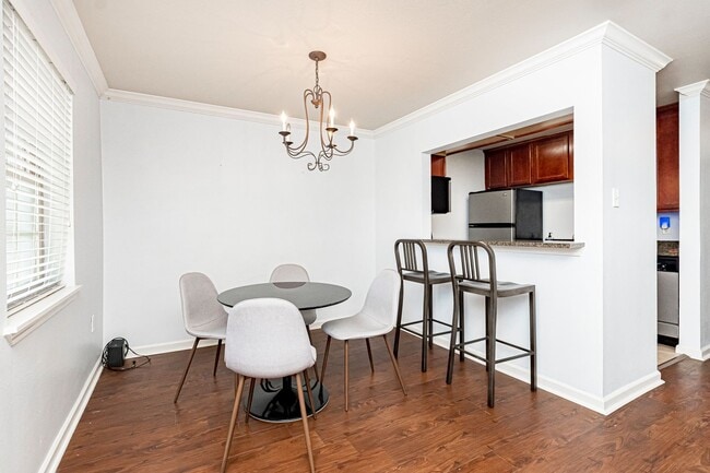 Building Photo - 2 Bedroom Downstairs condo available Now N...