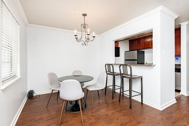 Foto del edificio - 2 Bedroom Downstairs condo available Now N...