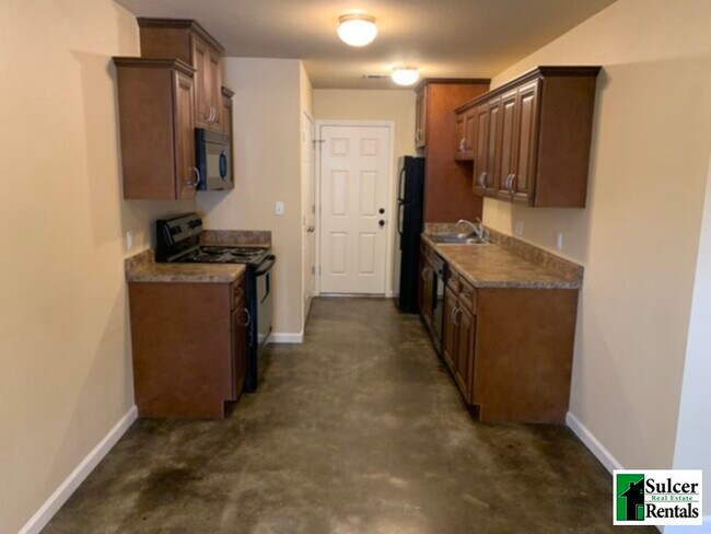 Foto del edificio - The Oaks: Water &amp; Sewer Included
