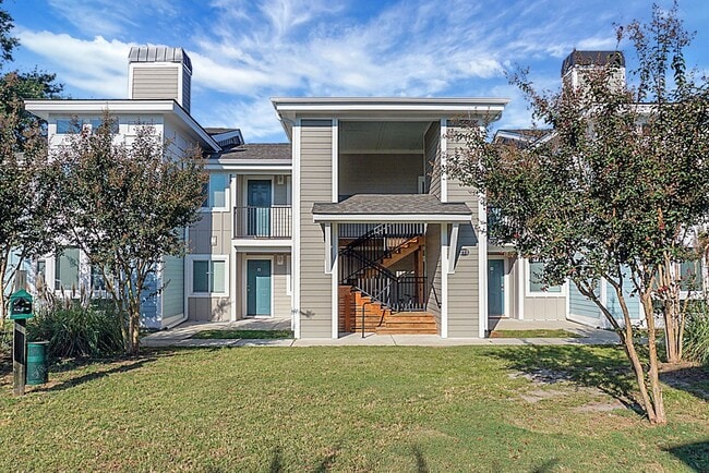 Building Photo - Renovated Condo located in heart of Mt Pleasant, near Ravenel Bridge and Waterfront Park