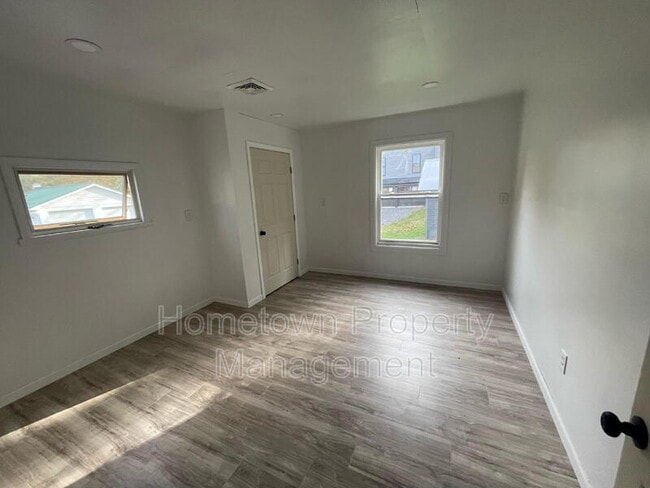 Foto del edificio - 272 River Rd