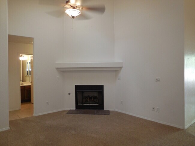 Building Photo - 2 BEDROOM TOWNHOME AVAILABLE NOW!