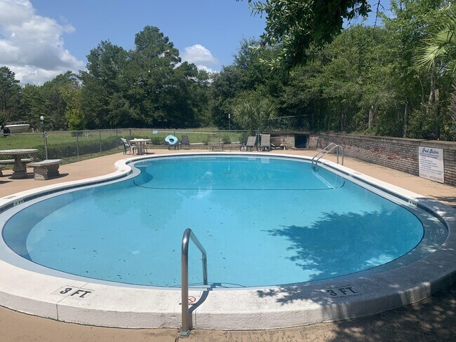 Foto del edificio - 110 Country Club Dr