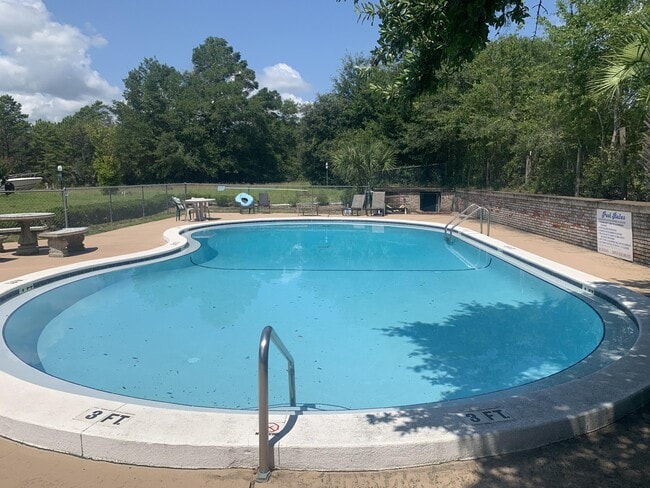 Building Photo - 110 Country Club Dr