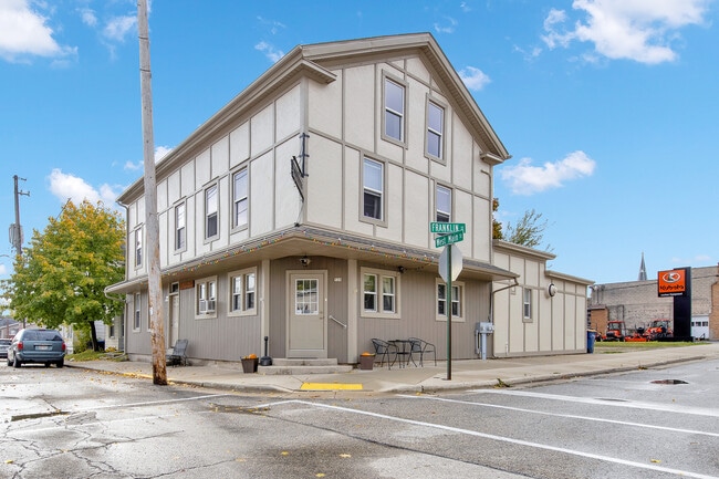 Foto del edificio - 527 W Main St